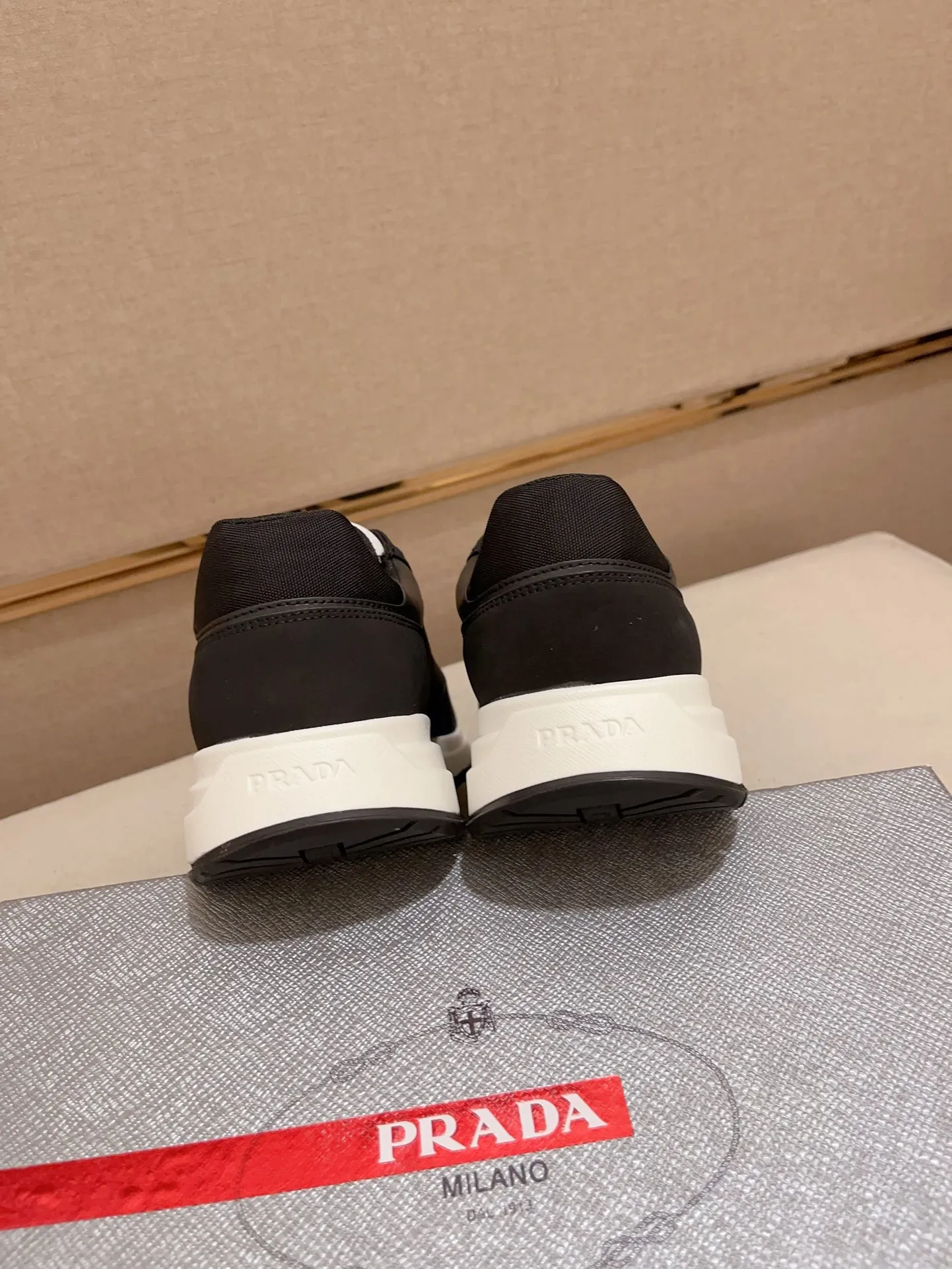 Men's shoes 💰 560 💰 (high version) new Prada (Prada) high-tops are launched at the same time, new men's shoes, 😘fabrics are selected from waterproof technical cloth. First layer cowhide lining. 👍🏿Original molded anti-slip rubber outsole, with exquisite lines, simple and elegant, comfortable and high-end for leisure travel. Number of yards: 38 to 44. (Can be customized for 45.46.)